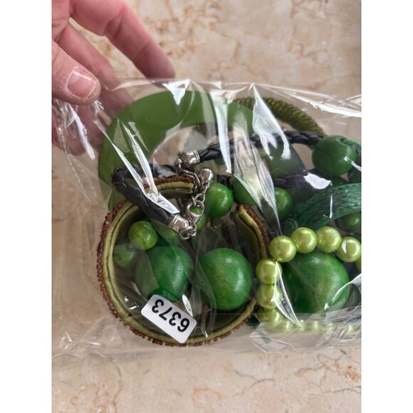 Mixed Green Jewelry Lot: Beaded Necklaces Bracelets Bangles & Accessories - Picture 5 of 9
